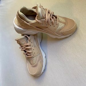 5.5 W Nude/Peach Huarache Run